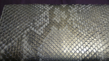 財布屋の金の蛇革財布表面